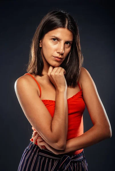 Портрет Привабливої Молодої Жінки Позує Червоній Вершині — стокове фото