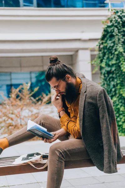 Moderno Ragazzo Hipster Con Capelli Lunghi Barba Seduta Una Panchina — Foto Stock