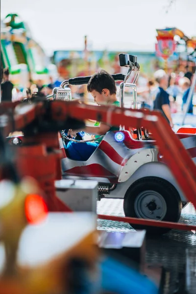 Petit Enfant Joyeux Jouer Amuser Sur Manège Faire Tour — Photo