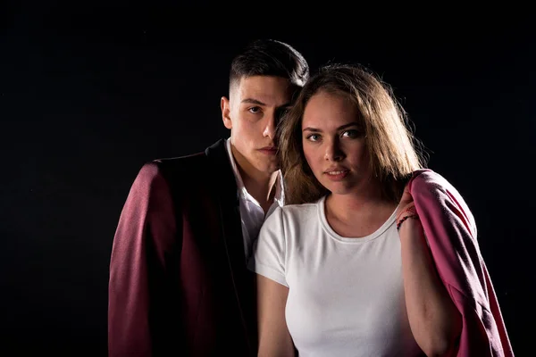 Potret Pasangan Muda Yang Tampan Mengenakan Pakaian Bergaya — Stok Foto