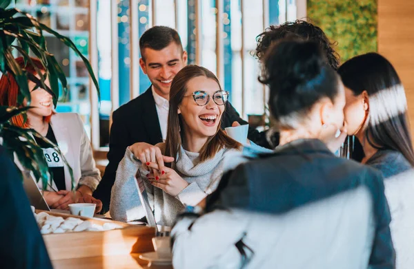 Νέοι Επιχειρηματίες Χαμογελούν Και Απολαμβάνουν Ευχάριστη Συζήτηση Ένα Καφέ Μπαρ — Φωτογραφία Αρχείου