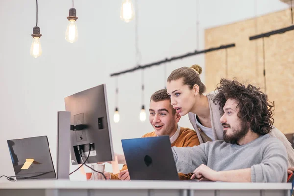 Gelukkige Verrassing Voor Teamgenoten Medewerkers Juichen Terwijl Naar Een Computer — Stockfoto