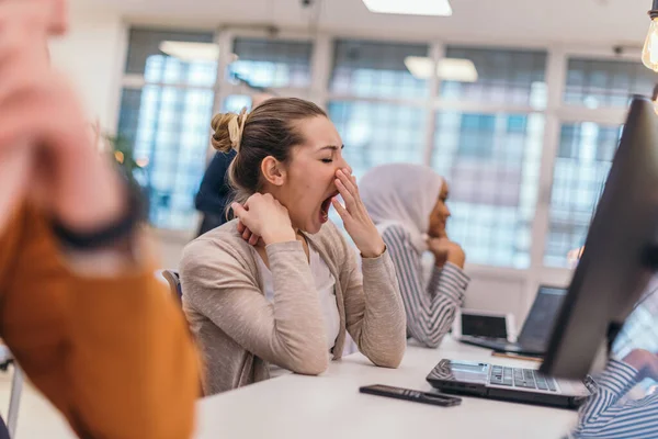 Porträtt Trött Affärskvinna Gäspandes Ett Affärsmöte Kontoret — Stockfoto