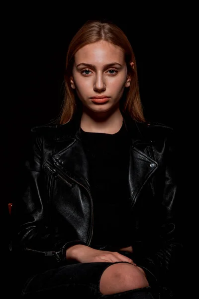 Retrato Una Atractiva Mujer Elegante Posando Sobre Fondo Oscuro —  Fotos de Stock