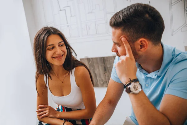 Gelukkig Jong Stel Verliefd Met Een Leuk Afspraakje Een Bar — Stockfoto