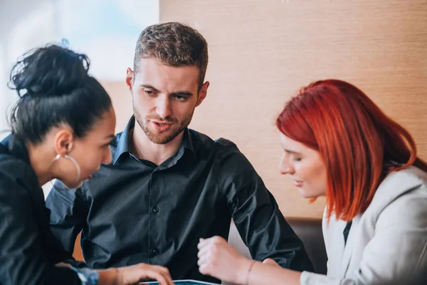 Junge Männer Und Frauen Diskutieren Und Hängen Einem Örtlichen Restaurant — Stockfoto