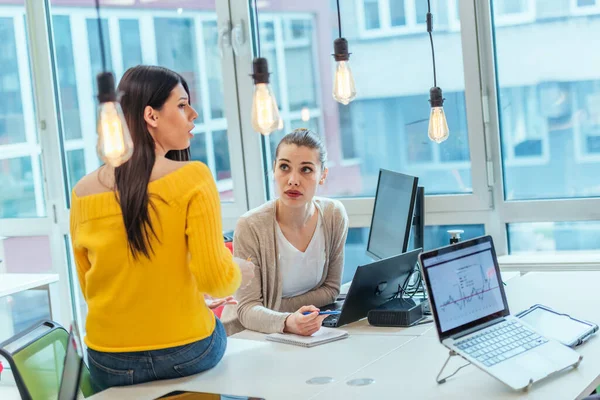 Team Arbeitet Einem Digitalen Projekt Gruppe Von Mitarbeitern Die Einem — Stockfoto