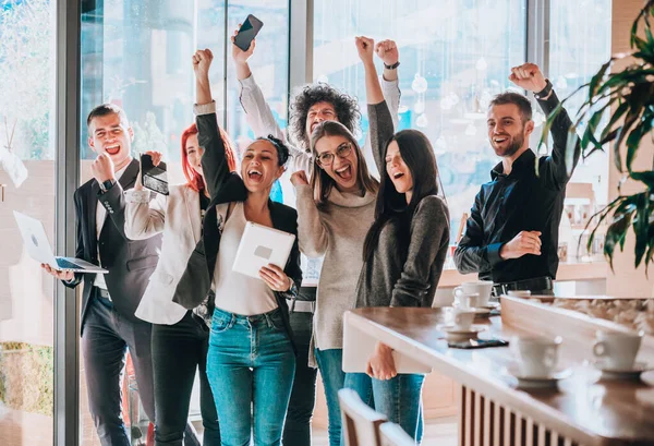 Socios Negocios Con Manos Levantadas Celebran Nuevo Plan Negocio Restaurante —  Fotos de Stock