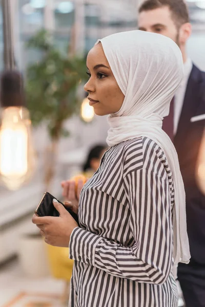 Porträt Einer Muslimischen Afroamerikanischen Geschäftsfrau Bei Der Arbeit Während Sie — Stockfoto