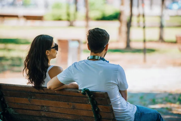 Junges Liebespaar Sitzt Der Parkbank Und Hat Spaß — Stockfoto