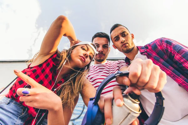 Tres Amigos Con Auriculares Spray Sus Manos Divirtiéndose Aire Libre — Foto de Stock