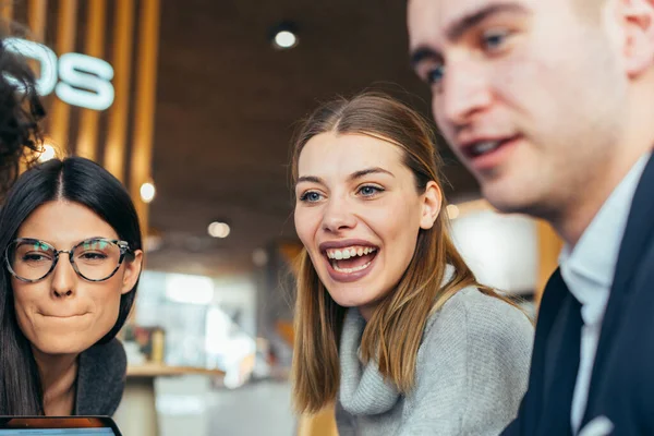 Grupo Jóvenes Amigos Multiétnicos Que Unen Divierten Una Cafetería —  Fotos de Stock