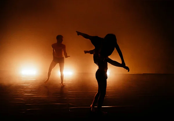 Mooie Slanke Jonge Mensen Die Elegante Danschoreografie Uitvoeren — Stockfoto