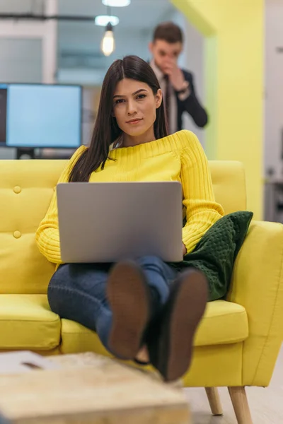 Mujer Negocios Guapo Empleado Sentado Sofá Amarillo Mientras Trabajaba Computadora — Foto de Stock