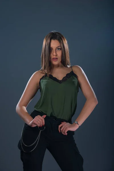 Retrato Uma Jovem Modelo Sexy Estúdio Vestindo Top Verde Escuro — Fotografia de Stock