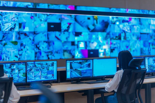 一组安全数据中心操作员 管理员 在闭路电视监控室分组工作 同时查看多个监视器 电脑屏幕 — 图库照片