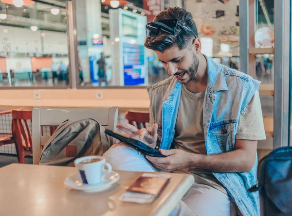 Jovem Lendo Seu Mail Computador Tablet Enquanto Espera Voo Aeroporto — Fotografia de Stock