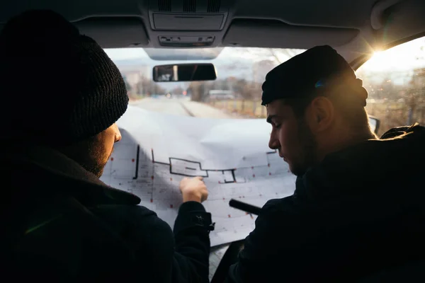 Dwóch Rabusiów Planujących Wskazujących Plan Mapę Swój Cel Trzymając Broń — Zdjęcie stockowe