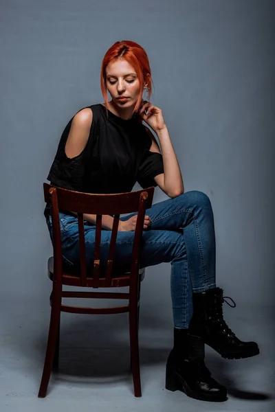 Stilvolle Junge Frau Trägt Blaue Jeans Während Sie Modernen Atelier — Stockfoto