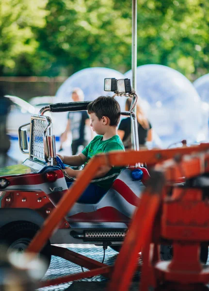 Piękny Chłopiec Jazdy Kolorowy Samochód Zabawka Lokalnym Karnawale — Zdjęcie stockowe
