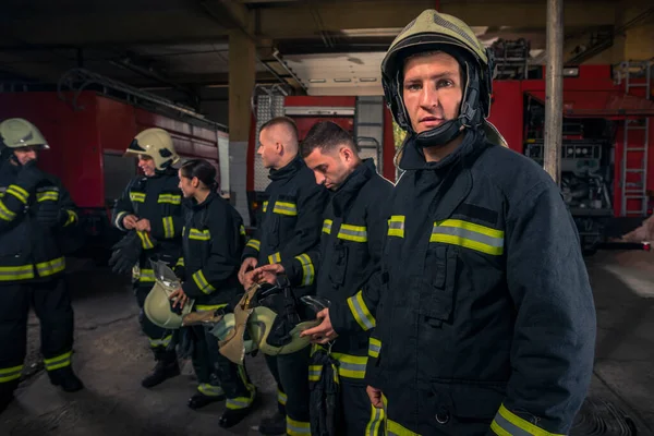 Bomberos Preparándose Para Servicio Emergencia Bomberos Poniéndose Guantes —  Fotos de Stock