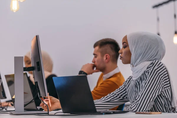 Retrato Cerca Una Hermosa Encantadora Joven Mujer Con Hijab Mirando —  Fotos de Stock