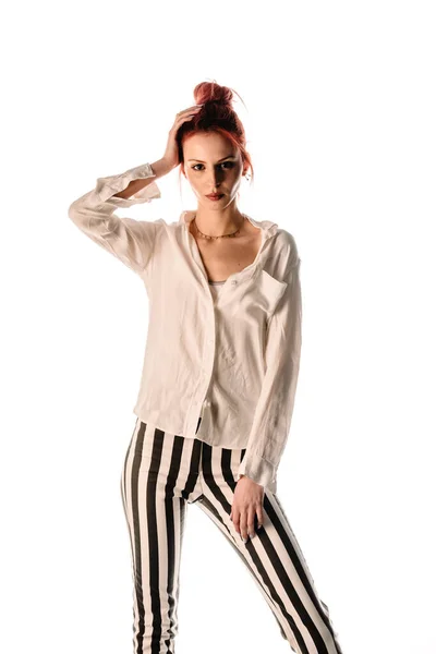 Modelo Feminino Jovem Atraente Posando Camisa Branca Calças Listra — Fotografia de Stock