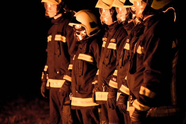 Strażacy Przygotowujący Plan Gaszenia Płomieni — Zdjęcie stockowe