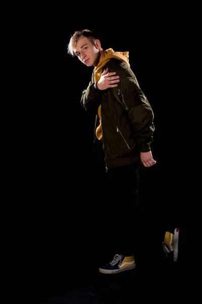 Cool Ung Man Klädd Grön Jacka Poserar Modern Studio Mot — Stockfoto