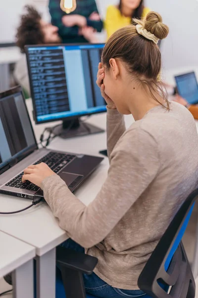 Zdjęcie Tyłu Kobiety Siedzącej Przy Biurku Pracującej Nad Laptopem — Zdjęcie stockowe