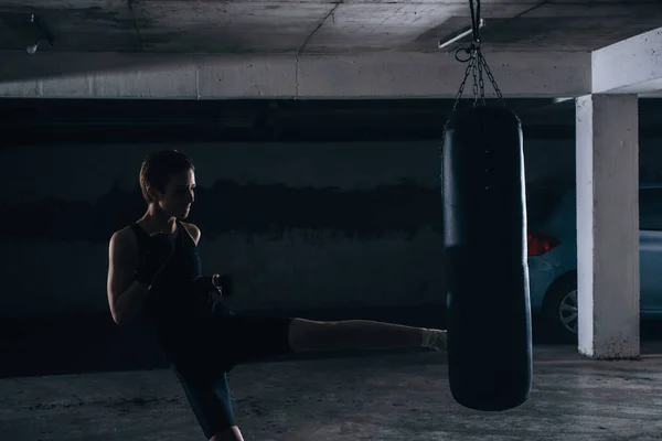 Imagen Silueta Una Joven Hembra Pateando Bolsa Boxeo — Foto de Stock