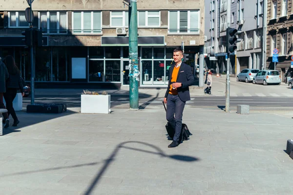若いビジネスマンは街の旅行バッグで歩く — ストック写真