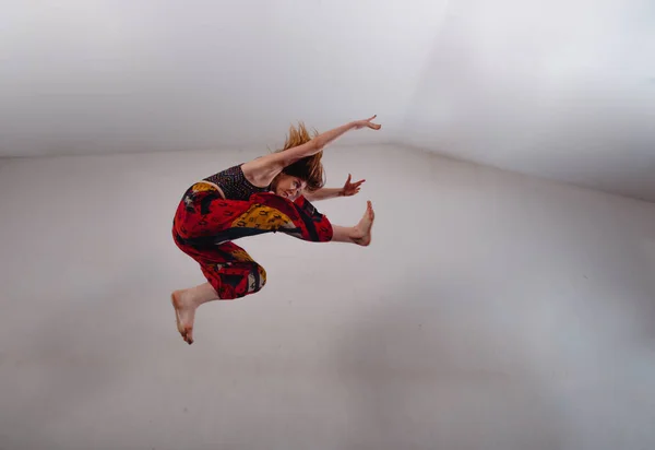 モダンダンスの振付を練習する魅力的なスタイリッシュな女性 — ストック写真