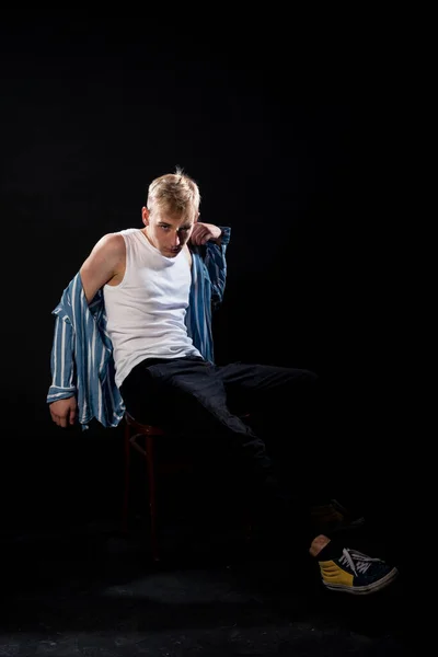 Trendiger Moderner Junger Mann Stylischem Weißen Top Zieht Sein Hemd — Stockfoto