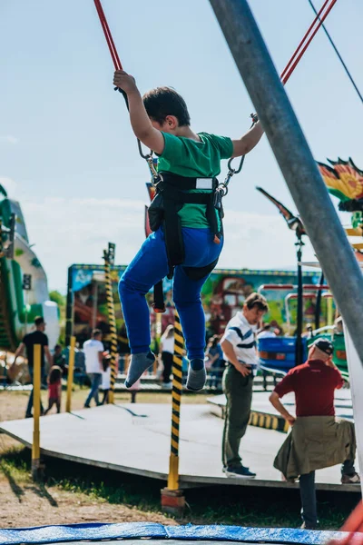 Niño Saltando Trampolín Con Cuerdas Elásticas Parque Atracciones —  Fotos de Stock