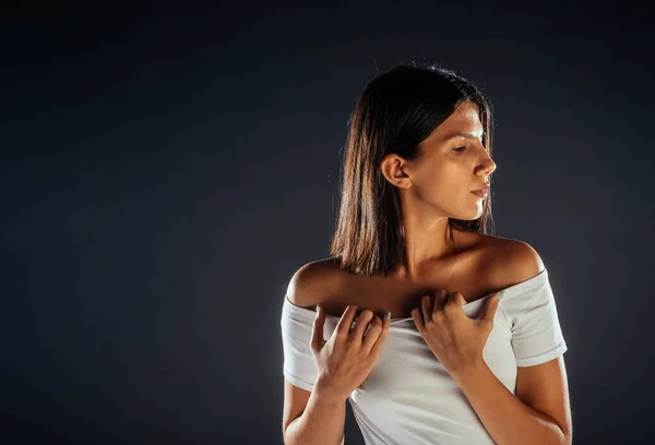 Tiro Uma Mulher Moda Posando Top Branco Olhando Para Lados — Fotografia de Stock