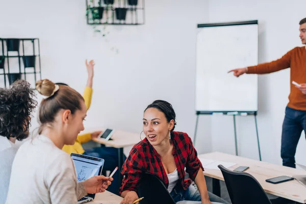 Diverse Geschäftsleute Gespräch Über Ihr Neues Projekt — Stockfoto