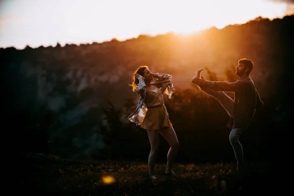 Dos Bailarines Modernos Pareja Adolescente Mujer Hombre Bailando Pico Estilo — Foto de Stock