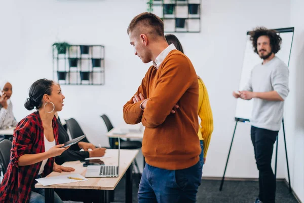 Gruppo Giovani Diversi Riuniti Una Discussione Lavoro — Foto Stock