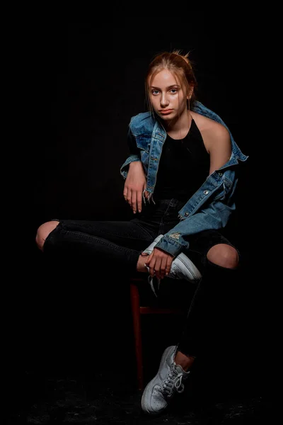 Studio Mode Portret Van Een Modern Meisje Dragen Stijlvolle Denim — Stockfoto