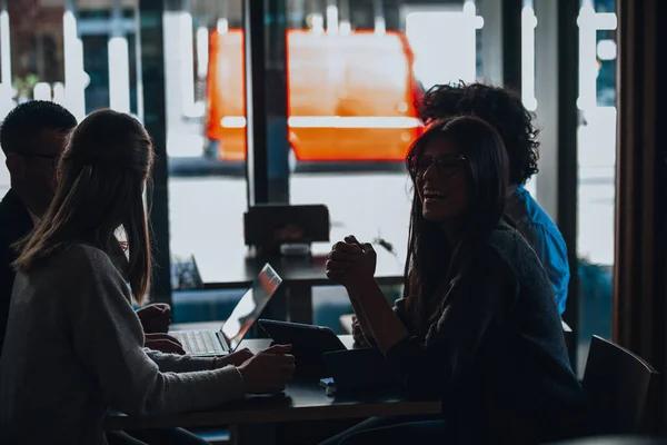 Jovens Empresários Conversando Uns Com Outros Sobre Novos Projetos Café — Fotografia de Stock