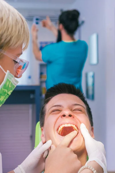 Imagem Perto Menino Paciente Mostrando Sua Dor Dente Para Uma — Fotografia de Stock