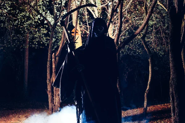 Grim Reaper Nevoeiro Noite Com Sua Foice — Fotografia de Stock
