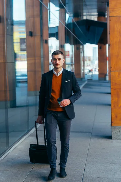 Jungunternehmer Spaziert Mit Reisetasche Durch Die Stadt — Stockfoto