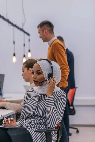 Türbanlı Kulaklıklı Afrikalı Müslüman Kız Modern Bir Ofiste Müşteri Desteği — Stok fotoğraf