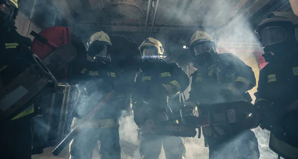 Groupe Pompiers Avec Masques Gaz Debout Milieu Fumée Tronçonneuse — Photo