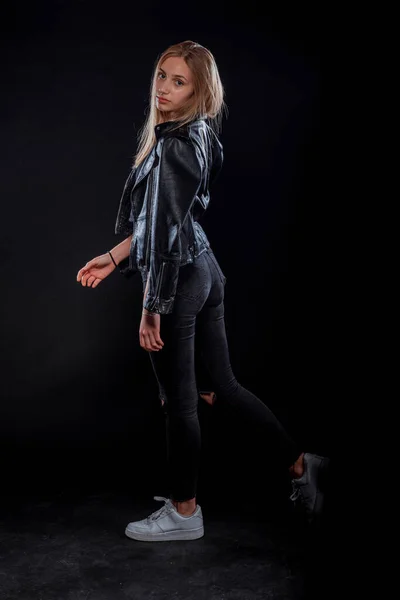 Studio Kropp Skott Attraktiv Kvinna Poserar Snygga Läder Kläder — Stockfoto