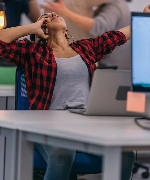 Portret Atrakcyjnej Bizneswoman Telefonem Służbowym Biurze Podczas Rozciągania Się — Zdjęcie stockowe