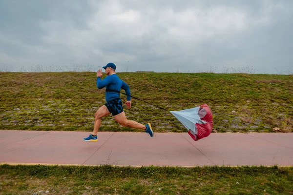 Oudere Volwassen Man Goede Conditie Tijdens Een Hardlooptraining Met Een — Stockfoto