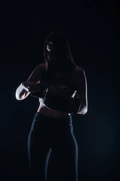 Sziluett Portré Sötét Kontraszttal Ahogy Egy Fiatal Fitneszlány Boxkesztyűt Vesz — Stock Fotó